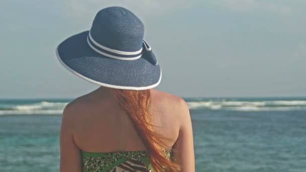 Νεαρή γυναίκα που βλέπουν στη θάλασσα σε τροπική παραλία, εσωτερικη, Δομινικανή Δημοκρατία — Αρχείο Βίντεο