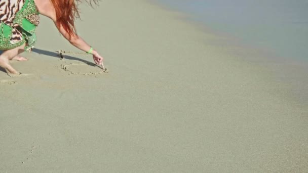 Young woman write love on sea sand. Rinse with sea water, Caribbean sea, — Stock Video