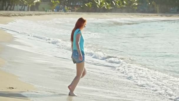 Mujer joven con el pelo rojo largo jugar con las olas corriendo, sintiendo el mar, paisaje marino, teleobjetivo, cámara lenta, playa de República Dominicana , — Vídeos de Stock