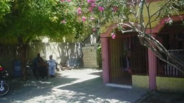 Santo Domingo, Dominik Cumhuriyeti - Mayıs 2016 - insanlar sokakta - motosiklet taksi