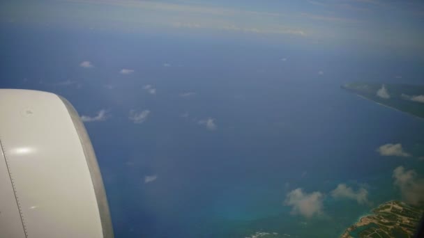 Dominicaanse Republiek luchtfoto vanuit het vliegtuig-venster. Onder de vleugels van het vliegtuig zichtbaar kust van Caribische zee — Stockvideo