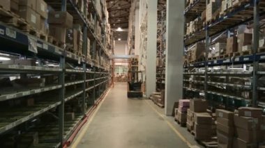 büyük modern ambar kırmızı forklift