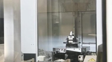 Otomobil fabrikasında kaynak robotları