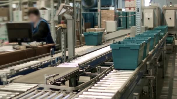 Automatische verpakkingslijn van transportband. farmaceutische en chemische industrie. vervaardiging op factory — Stockvideo