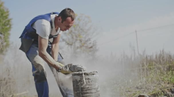 Man werkt met de Stichting op de bouw site front slo-mo — Stockvideo