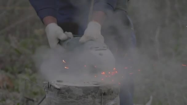 De man werkt met de Stichting op de bouw site 120fps sparks clouse omhoog — Stockvideo