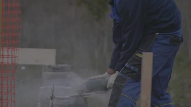 O homem trabalha com a Fundação no canteiro de obras 120fps clouse up — Vídeo de Stock