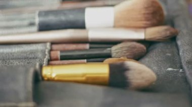 Fırçalar makyaj sanatçının hareket