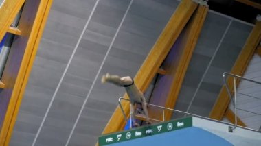 Kazan, Rusya Federasyonu - 27 Nisan 2015: 16 Dünya Kısa Kulvar Şampiyonası. bir adam havuza amuda atlar.