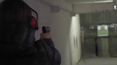 Atış poligonu bir silah ile çekim kadın. Ağır çekim