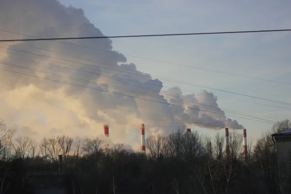 Industriële landschap met pijp, rook — Stockfoto
