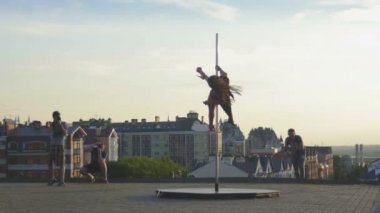 Spor seksi kız modeli üç fotoğrafçı için doğada kutup poz