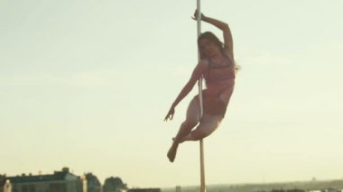 Silüet, yavaş hareket, telefoto üzerinden yaz gününde taşınabilir Pole üzerinde çekici kız dans fit