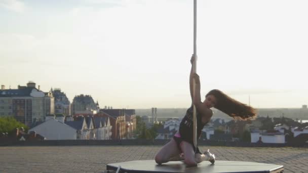 Fit attraktiv flicka dansa på den bärbara Pole på sommardag över horisonten, slow-motion — Stockvideo