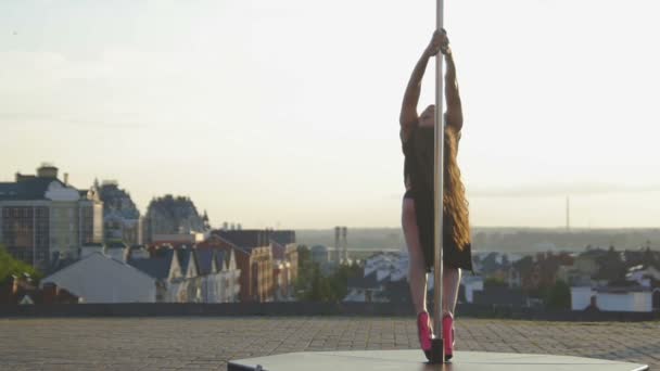 スカイラインの上に夏の日にポータブルポールの近くに魅力的な女の子のダンスをフィット、スローモーション — ストック動画