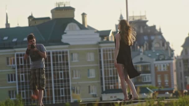 Esporte sexy atraente menina modelo posando no pólo na natureza para dois fotógrafos, câmera lenta — Vídeo de Stock