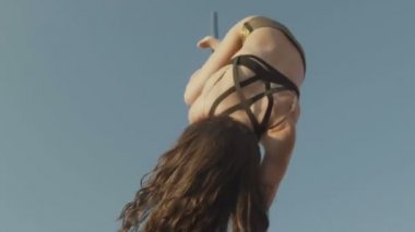 Fit çekici kız silueti üzerinde yaz günü taşınabilir kutup yakınında dans, orta yakın