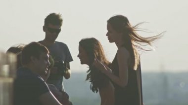 Mutlu genç çekici grup arkadaşıyla birlikte açık havada bir yaz gününde eğleniyor