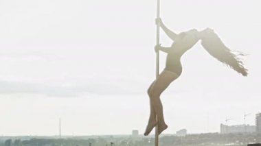 Taşınabilir kutubun yaz gününde dans manzarası, yavaş hareket, telefoto üzerinde seksi kız