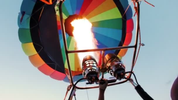 Heißluftballon Doppelbrenner Feuer in der Luft — Stockvideo