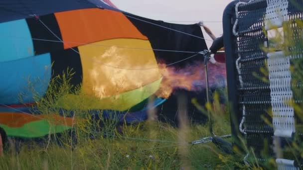 Varm luft ballong brännare bränning och blåses upp kuvertet, slow motion — Stockvideo