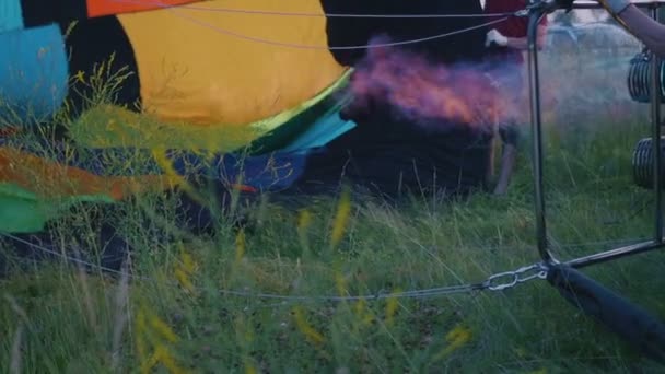 Heißluftballonbrenner feuert und bläst die Hülle auf — Stockvideo