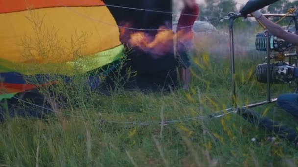 Hot air balloon burner firing and inflates the envelope, wide angle — Stock Video