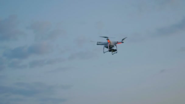 Drone repülő az esti égen a felhők — Stock videók