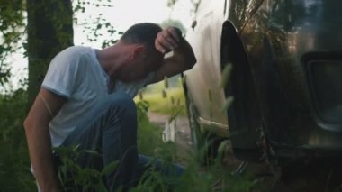 güçlü adam ormanda bir araba tekerlek tamiri