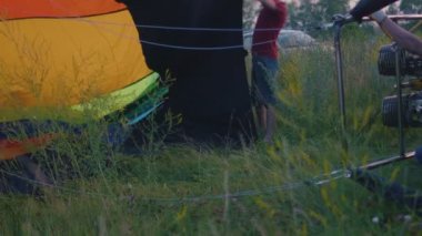Bir balon mürettebat onların sıcak hava balonu zarf açılırsa