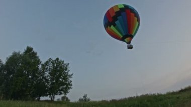 Sıcak hava balon uçuş yaz çayır alır.