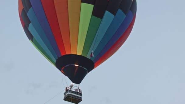 Hete lucht ballon wordt verminderd bij zonsondergang zomer — Stockvideo