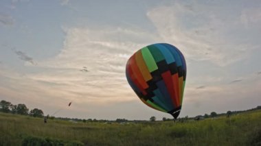 Bir balon mürettebat onların sıcak hava balonu, geniş açı zarf açılırsa