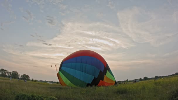 Bruciatore a palloncino ad aria calda che spara e gonfia l'involucro, grandangolo — Video Stock