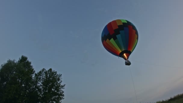 Heißluftballon hebt in der Abenddämmerung ab — Stockvideo