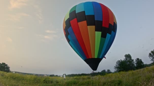 Sıcak hava balonu yaz sahasında standları — Stok video