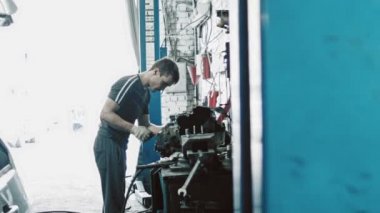 Mekanik araba hizmeti kullanmak Su deplasman arabada bir parçası onarır