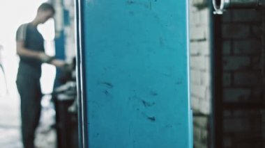 Mekanik araba servisi arabada bir parçası onarır