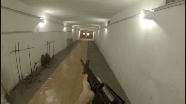 Punto di vista di un tiratore maschio che spara contro un bersaglio con un fucile d'assalto AR-15 — Video Stock