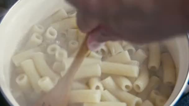 Pasta en agua hirviendo, de cerca — Vídeo de stock