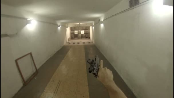 Punto di vista di un tiratore maschio che spara contro un bersaglio con la pistola — Video Stock