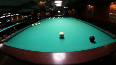 Bilardo. Bir adam bir bilardo topu hits