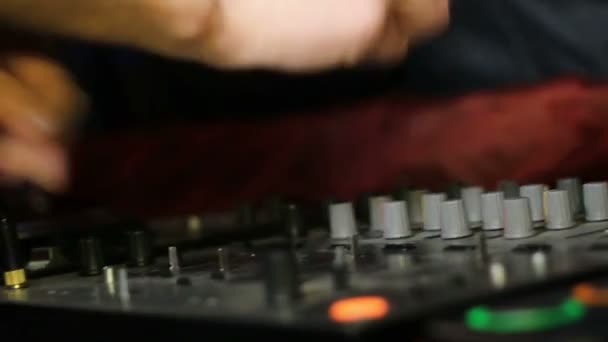 Macho DJ Controles sonido remoto en club nocturno — Vídeo de stock