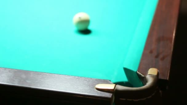 Bilardo. Topu cebine haddelenmiş — Stok video