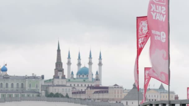 9 de julio de 2016, Rusia, Kazán, The SILK WAY RALLY 2016 - el logotipo de la competencia sobre Kazán - teleobjetivo — Vídeos de Stock