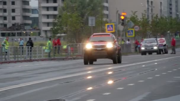 9 липня 2016 року Росія, Казані, шовковий шлях ралі 2016 - позашляховиком їде на вулиці — стокове відео