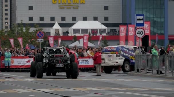 9. července 2016, Rusko, Kazaň, hedvábí způsobem Rally 2016 - terénní buggy na začátku trasy — Stock video