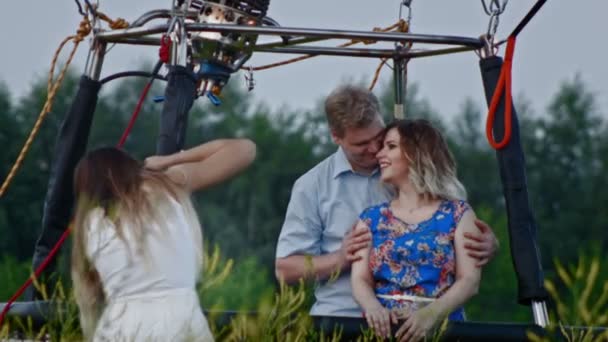 Adulto casal posando para fotógrafo feminino durante a sessão de fotos de moda ao ar livre — Vídeo de Stock