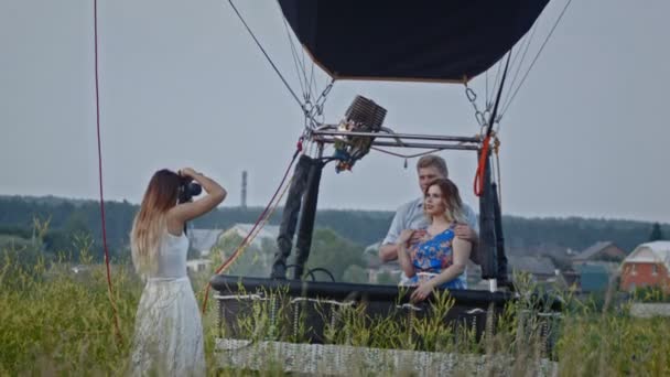Пара взрослых позирует для фотографов во время фотосессии под открытым небом — стоковое видео