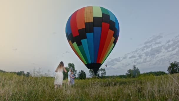 Vuxna par poserar för kvinnlig fotograf under mode foto skjuta utomhus — Stockvideo